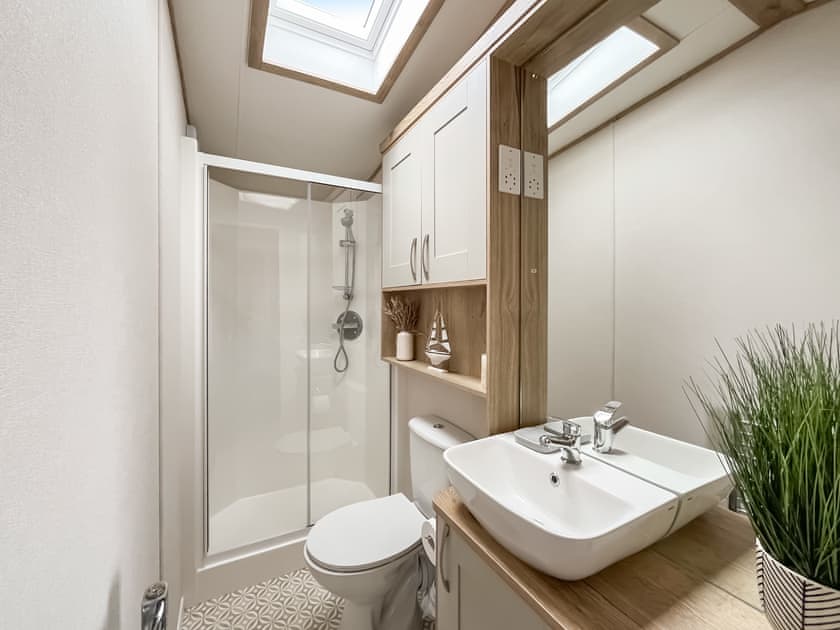 Shower room | Family Cabin, Selsey