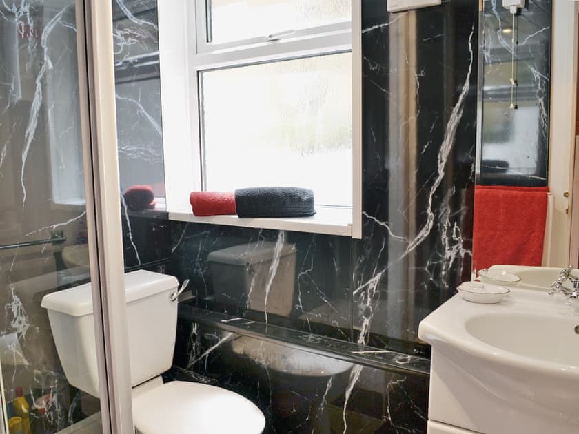 Bathroom | Knowle Croft Cottage, Fairlight, near Hastings