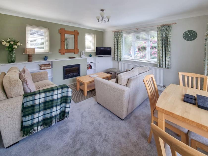 Living room with dining area | The Cottage at Boscobel, Brockenhurst