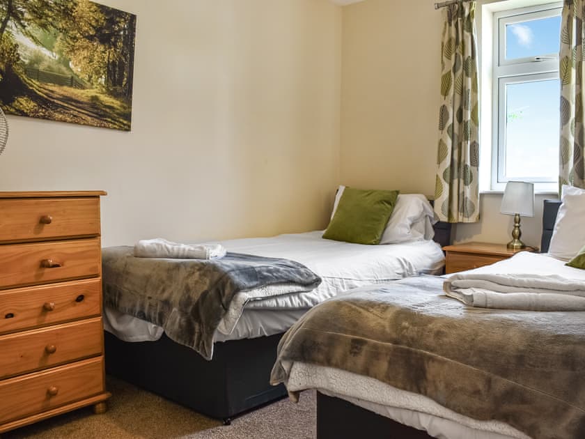 Twin bedroom | Honey Lodge, Gunnislake