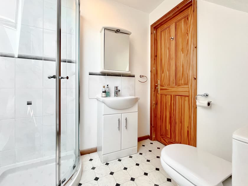 Bathroom | Melbury Chalet - Stour Cross Farm, West Stour, near Gillingham