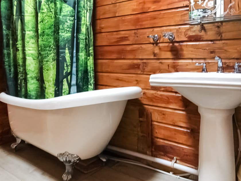 Bathroom | Cow Boy Cabin - Cow Boy Holidays, Glasgow