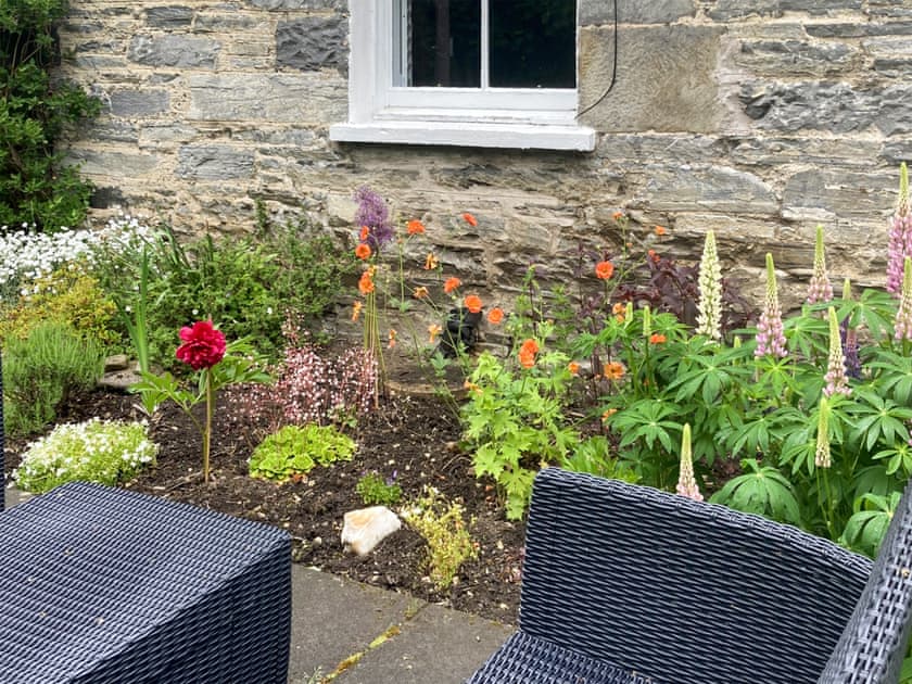 Sitting-out-area | Riverside Cottage, Blair Atholl