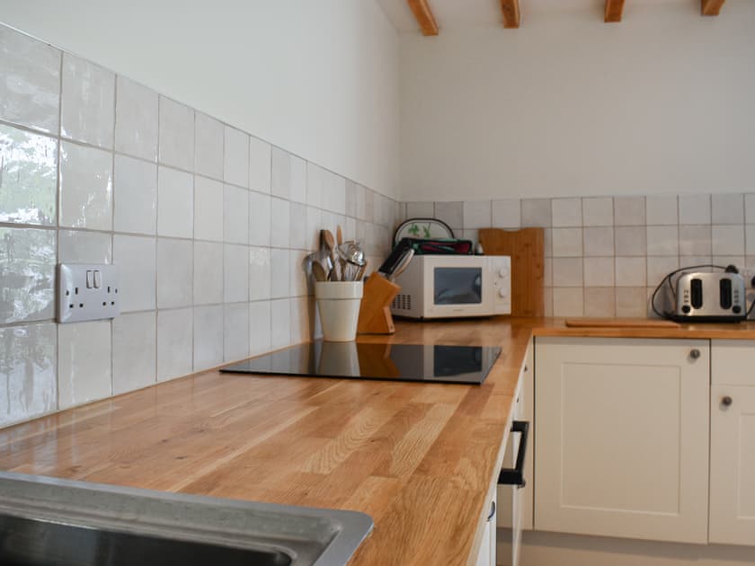 Kitchen/diner | Corner Cottage - Portmellon Fishermans Cottages, Portmellon