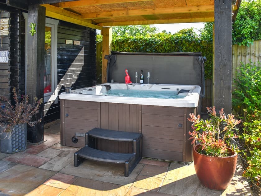 Hot tub | Myrtle Cottage, Repps with Bastwick