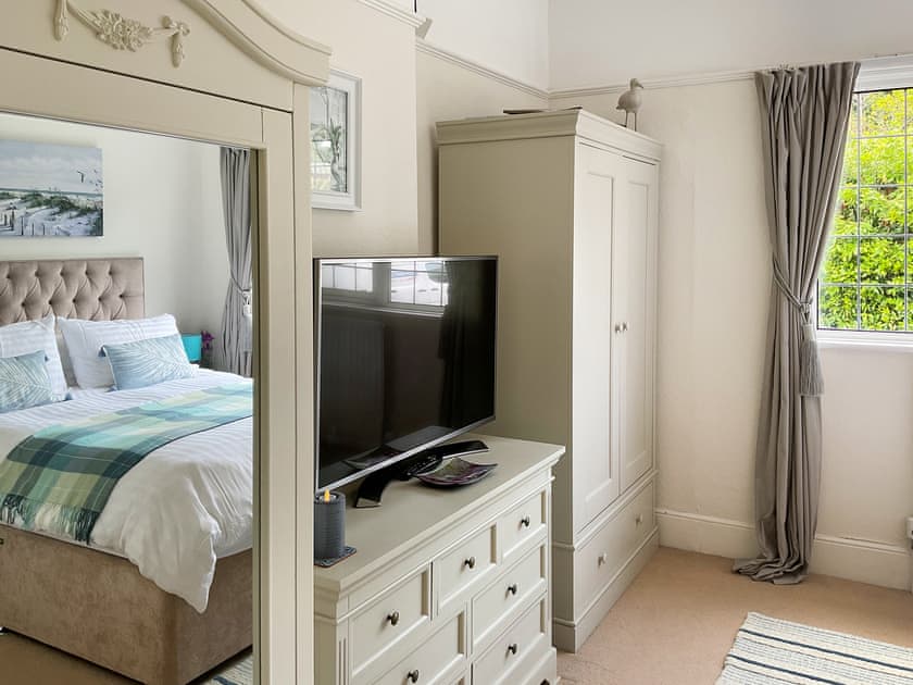 Good-sized double bedroom | Kinbrae Apartment, Torquay