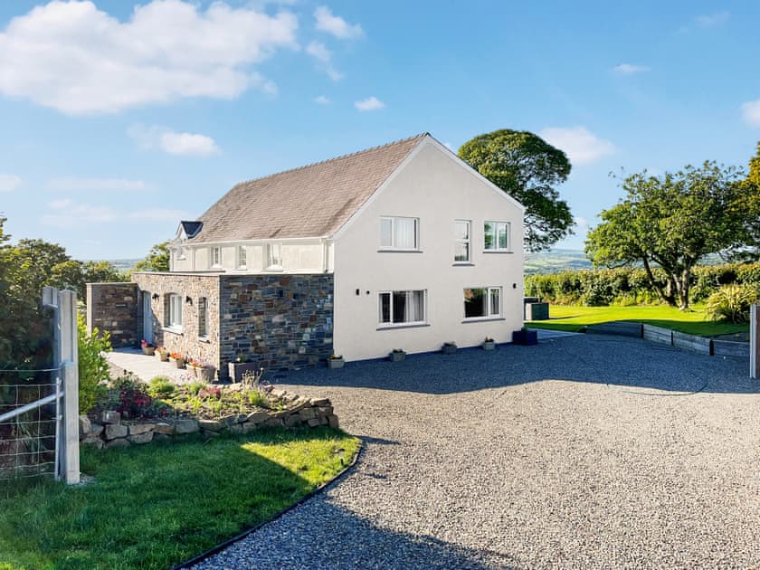 Exterior | Llwyncelyn Farmhouse, Clynderwen