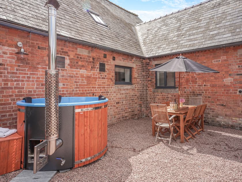 Sitting-out-area | Milkmaid’s Barn - Woodend Farm, Huntley