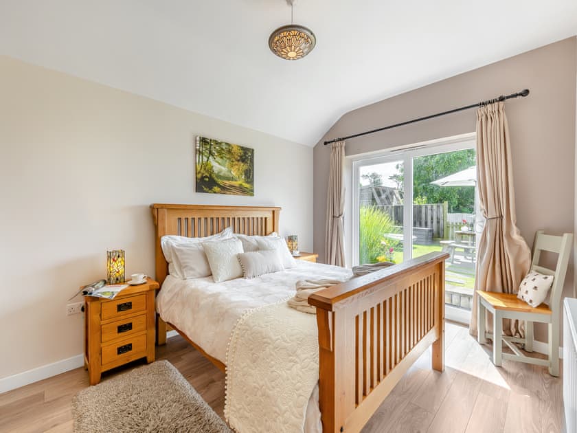 Kingsize bedroom | Beehive Cottage, Bodfari, near Denbigh