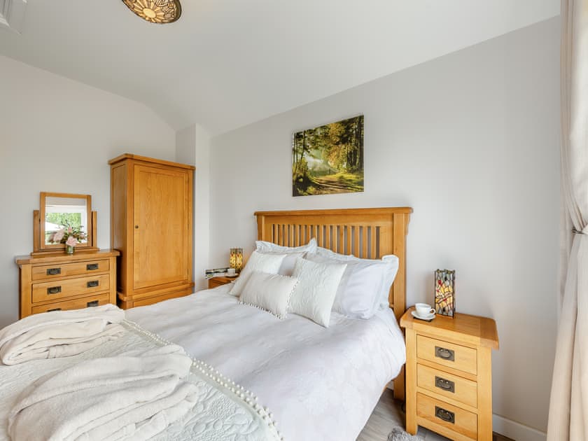 King size bedroom | Beehive Cottage, Bodfari, near Denbigh
