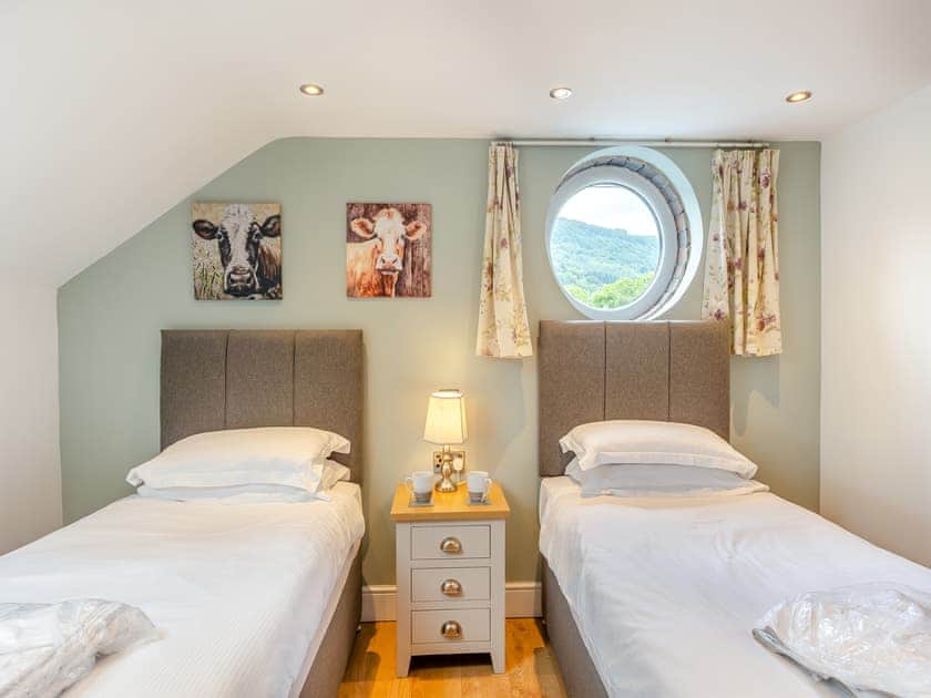 Twin bedroom | Ty Godro - Vale of Llangollen Farm Cottages, Trevor, near Llangollen