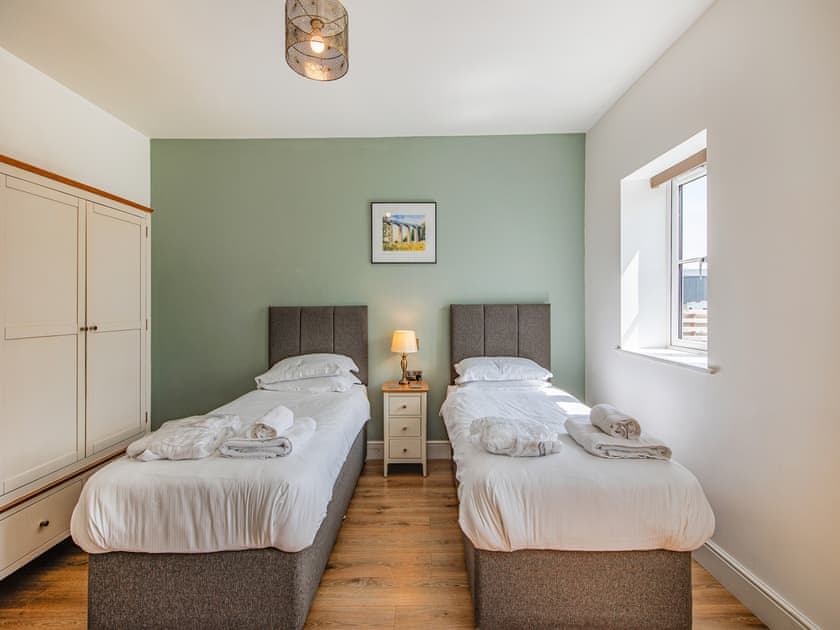 Twin bedroom | Cor Tarw - Vale of Llangollen Farm Cottages, Trevor, near Llangollen