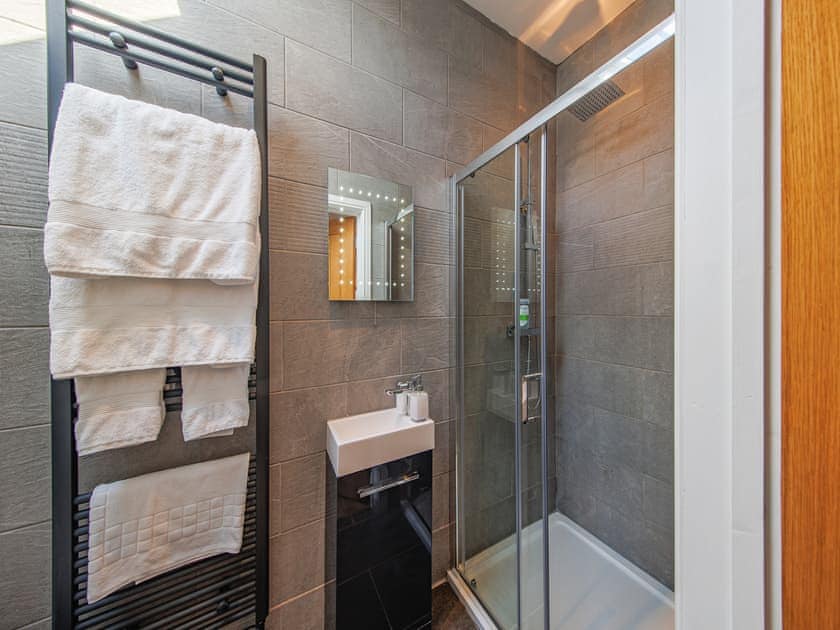 Bathroom | Cor Tarw - Vale of Llangollen Farm Cottages, Trevor, near Llangollen