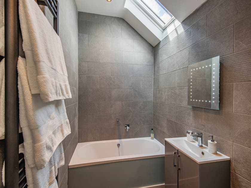 Bathroom | Cor Tarw - Vale of Llangollen Farm Cottages, Trevor, near Llangollen