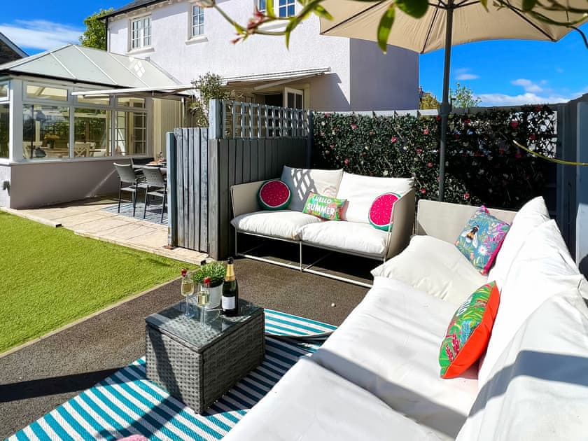Sitting-out-area | Manuka Cottage, Totnes