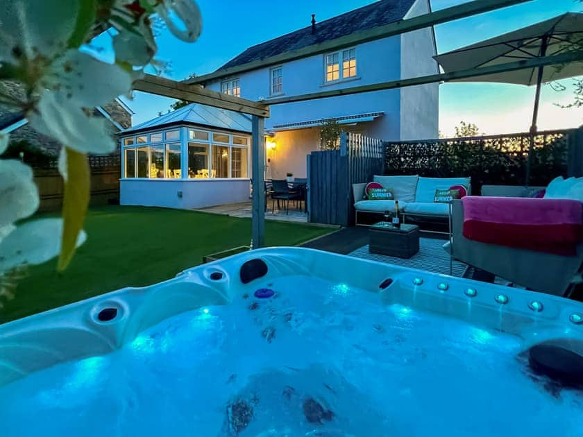 Hot tub | Manuka Cottage, Totnes