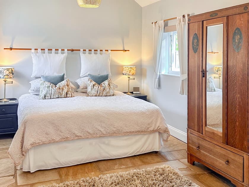 Cosy double bedroom | The Parlour, Earl’s Croome, near Great Malvern