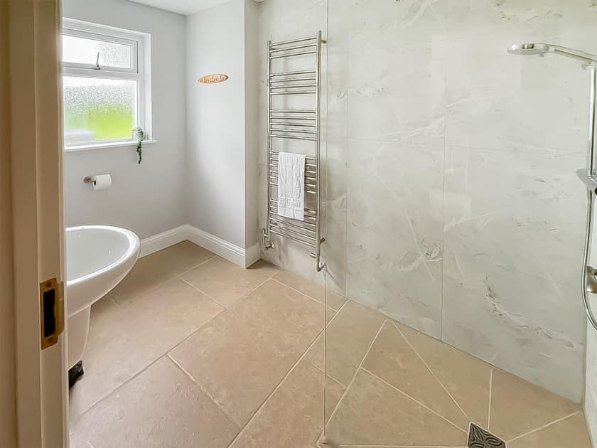 Wet room | Llwyncelyn Farmhouse, Clynderwen
