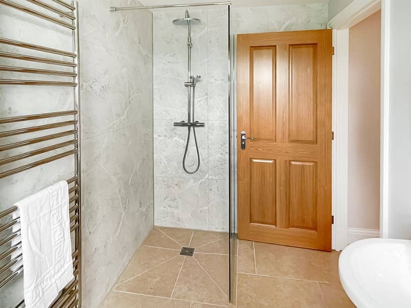 Wet room | Llwyncelyn Farmhouse, Clynderwen