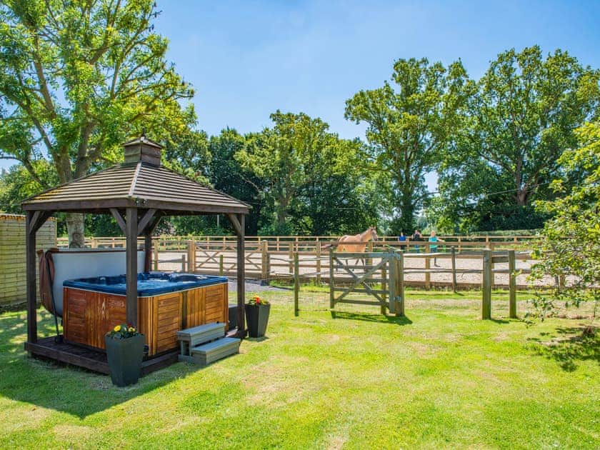 Hot tub | Egmont Farmhouse - Egmont Farm, Northiam, near Rye