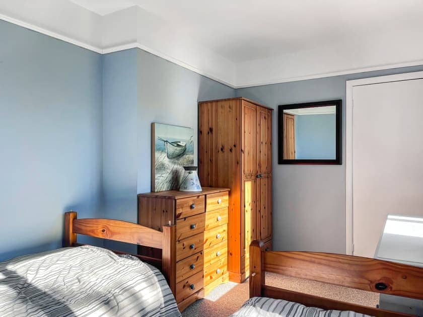 Twin bedroom | Pillango, Cowes