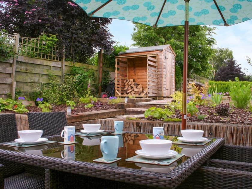 Sitting-out-area | Yew Tree Cottage, Burythorpe