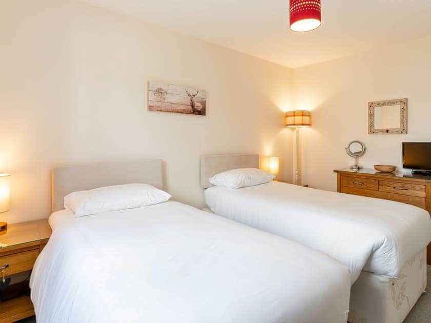 Twin bedroom | The View at No10, Aviemore