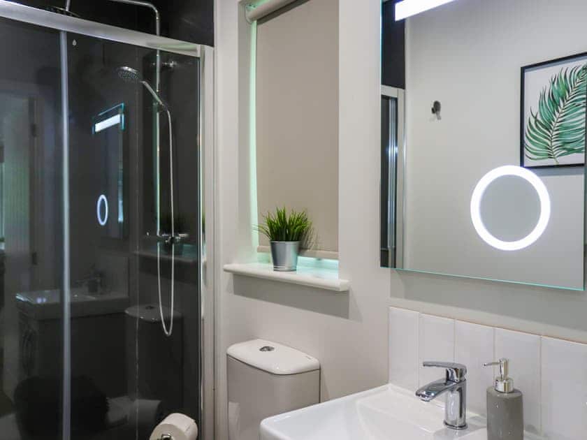 Bathroom | Dinas Lodge - CWM Cadnant, Caernarfon