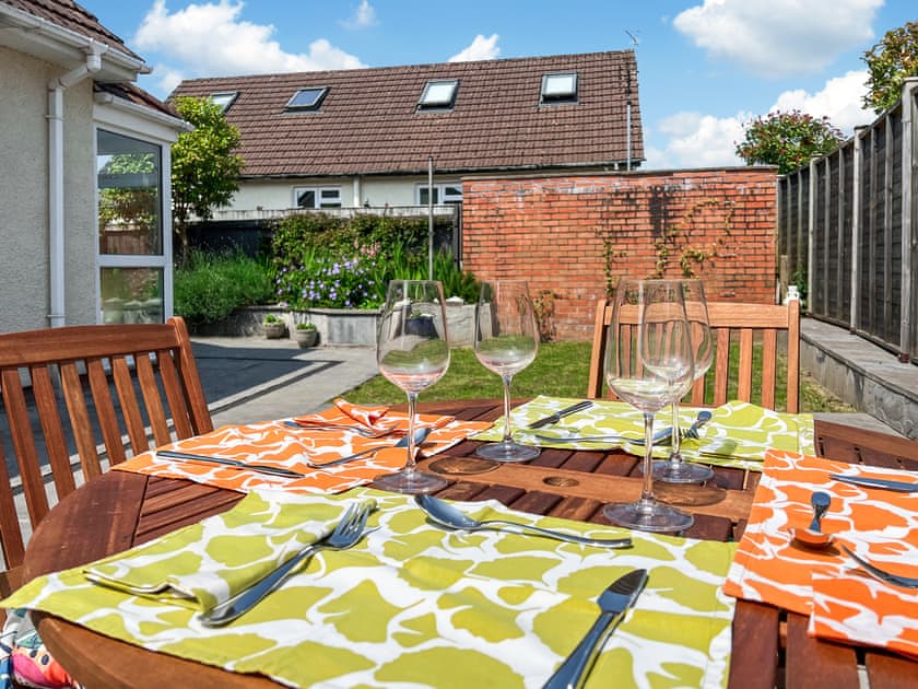 Sitting-out-area | Cwtch Cottage, Cardiff