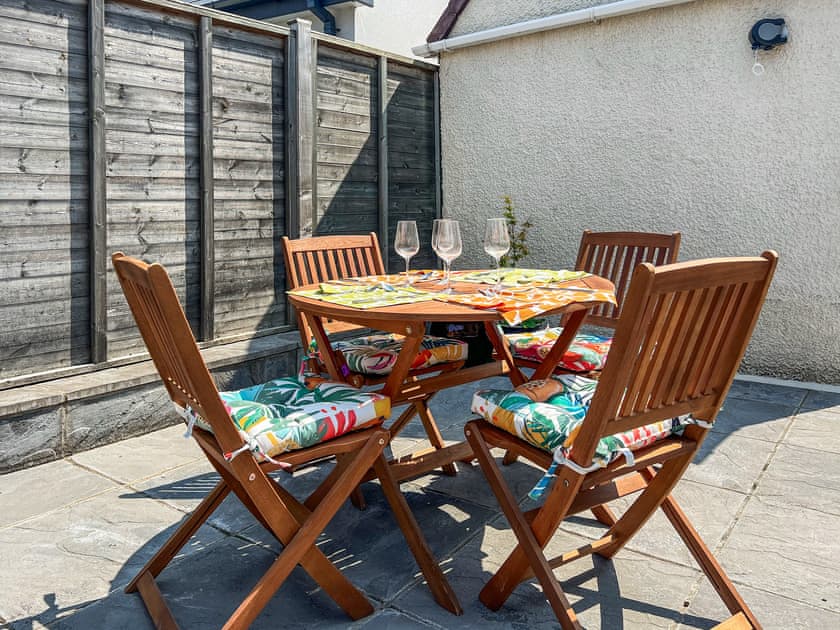 Sitting-out-area | Cwtch Cottage, Cardiff