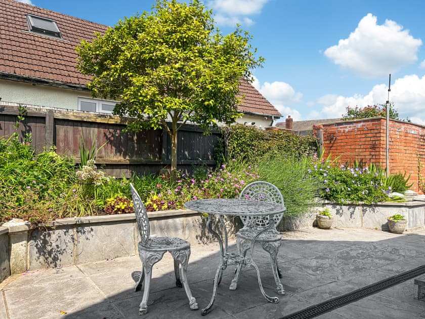 Sitting-out-area | Cwtch Cottage, Cardiff