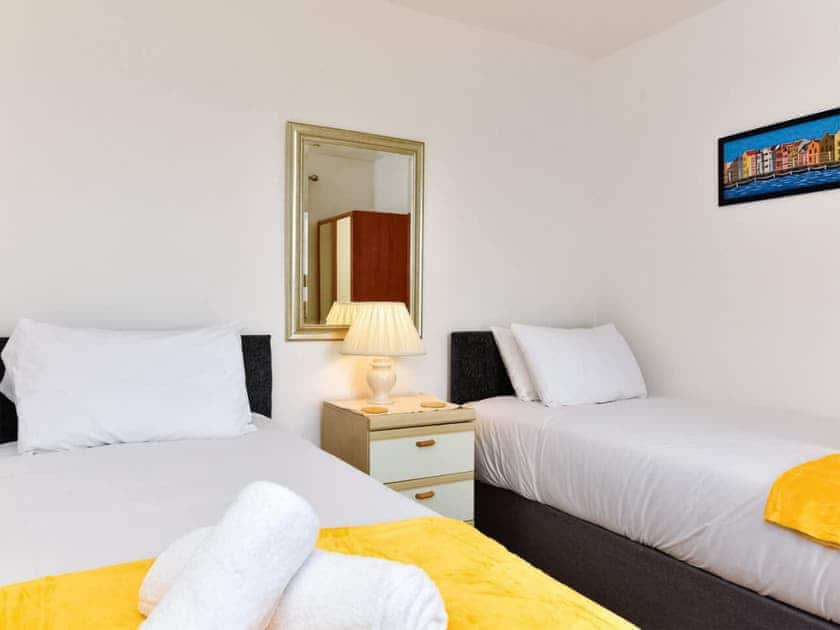Twin bedroom | BrynView, Reynoldston, Gower Peninsula