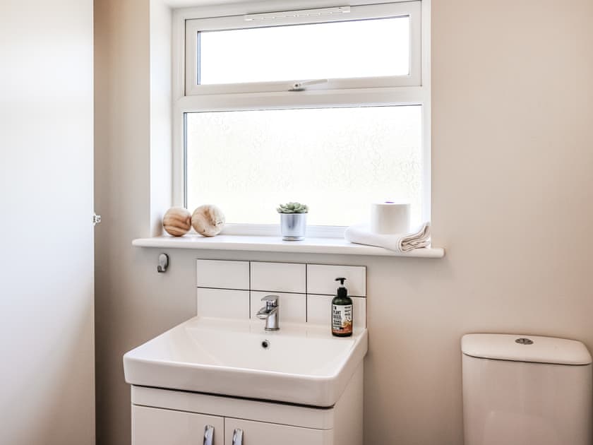 Bathroom | Cae Garw - Cwm Cadnant, Caernarfon