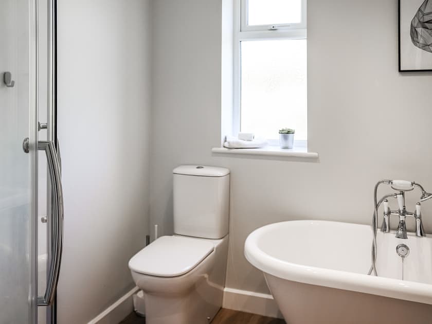 Bathroom | Cae Garw - Cwm Cadnant, Caernarfon