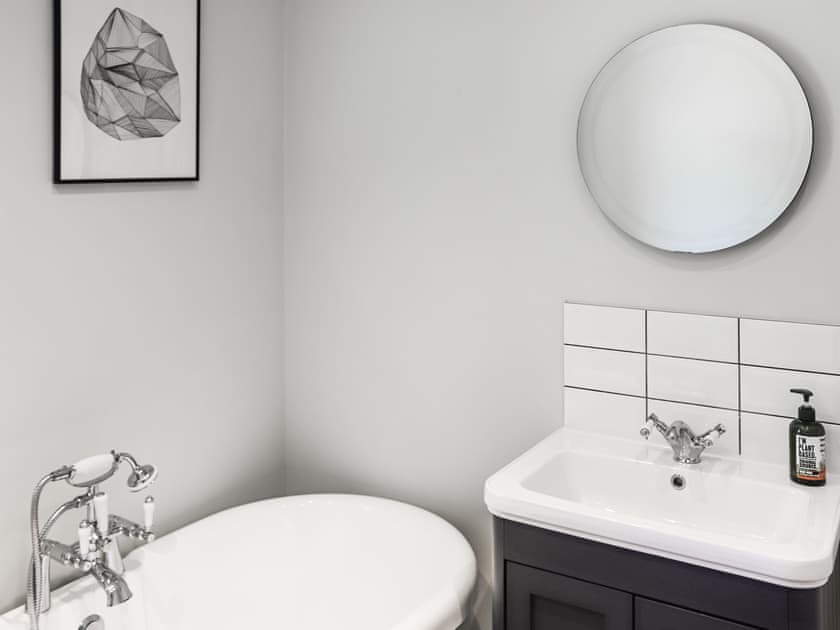 Bathroom | Cae Garw - Cwm Cadnant, Caernarfon