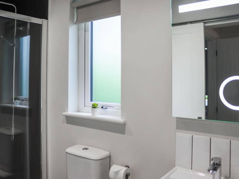 Bathroom | Menai Lodge - CWM Cadnant, Caernarfon
