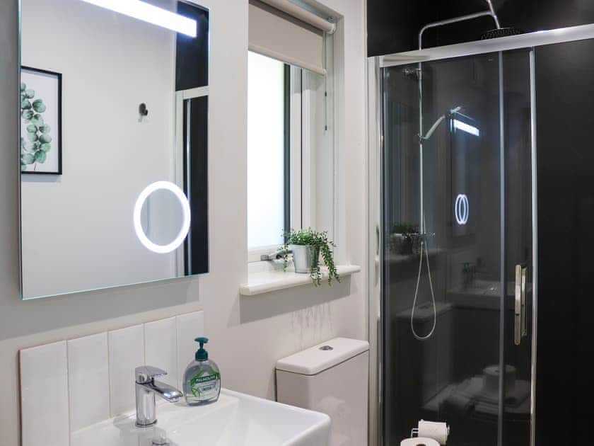 Bathroom | Peris Lodge - Cwm Cadnant, Caernarfon