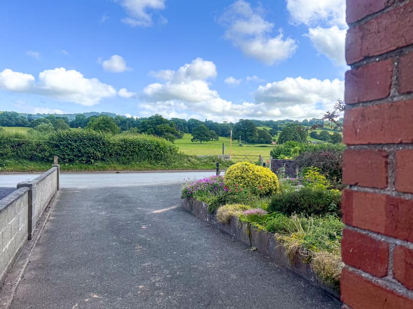Driveway | Mum’s Place, Hay-on-Wye