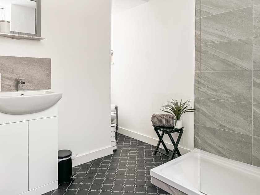 Bathroom | Mabon House, Pentre