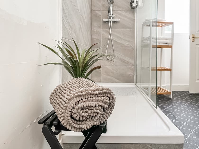 Bathroom | Mabon House, Pentre
