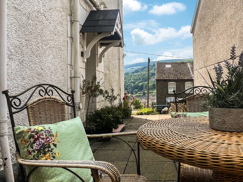 Sitting-out-area | Mabon House, Pentre