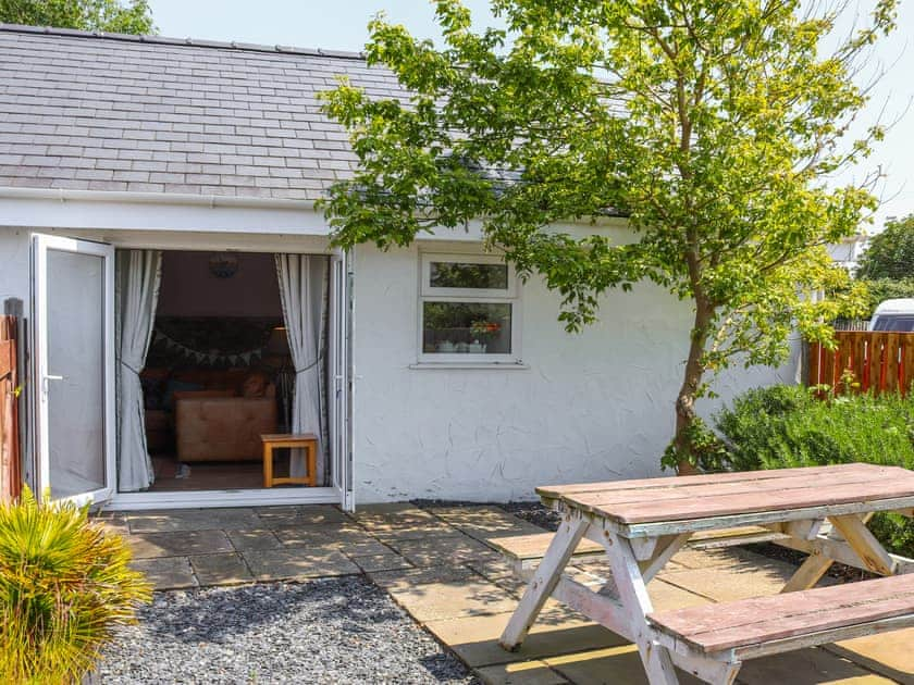 Sitting-out-area | Orchard Cottage, Pwllheli