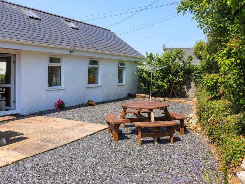 Sitting-out-area | Orchard Cottage, Pwllheli