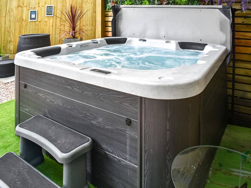 Hot tub | The Retreat, Ringwood, near Wimborne