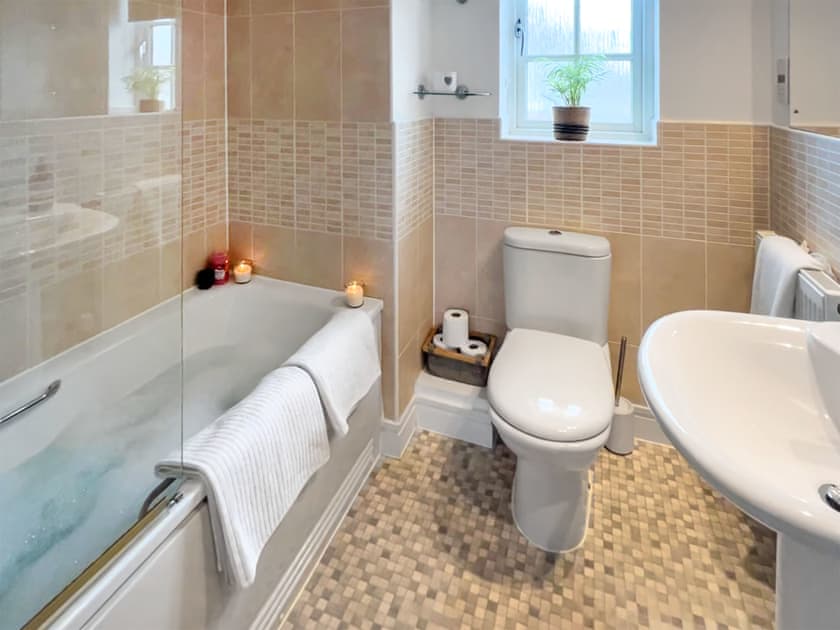 Bathroom | Manuka Cottage, Totnes