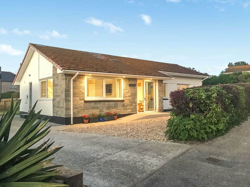 Beautifully presented, single storey, detached holiday home | Moonraker, Port Isaac, near Wadebridge