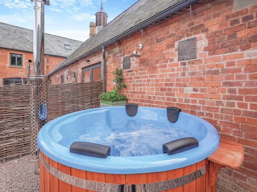 Hot tub | Milkman’s Barn - Woodend Farm, Huntley