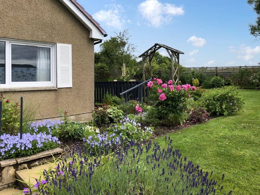 Entrance and private garden  | Capelrig Cottage, Balfron, near Drymen Loch Lomond & The Trossachs