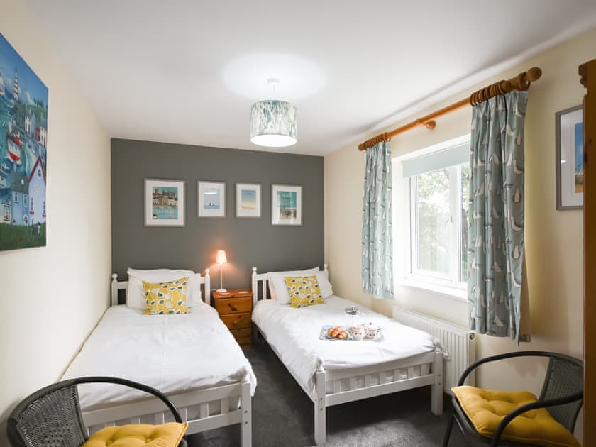 Twin bedroom | Tides Reach - Tides Reach and Treetops, Aberdyfi