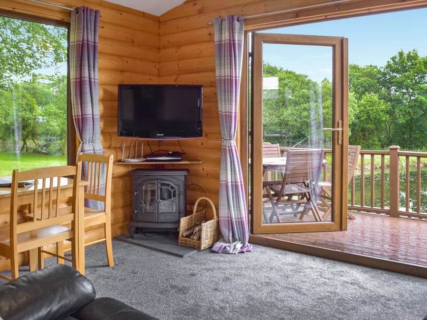 Dining Area | Herons Log Cabin, Rosebush